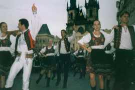 Tancory_na_Staromestskom_namesti_small.jpg(6 kb)